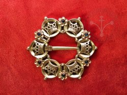 BR-11F Brooch with crowns - with sapphires